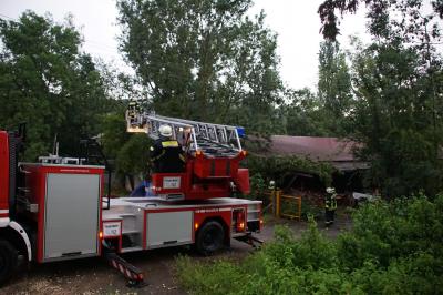 Plochingen: Ast auf Stromleitung sorgt fuer Einsatz der Feuerwehr